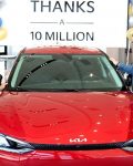 كيا تحتفل ببيع السيارة رقم 10 مليون